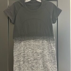 lululemon athletica Black and Gray Swiftly Tech Short Sleeve Size 8
